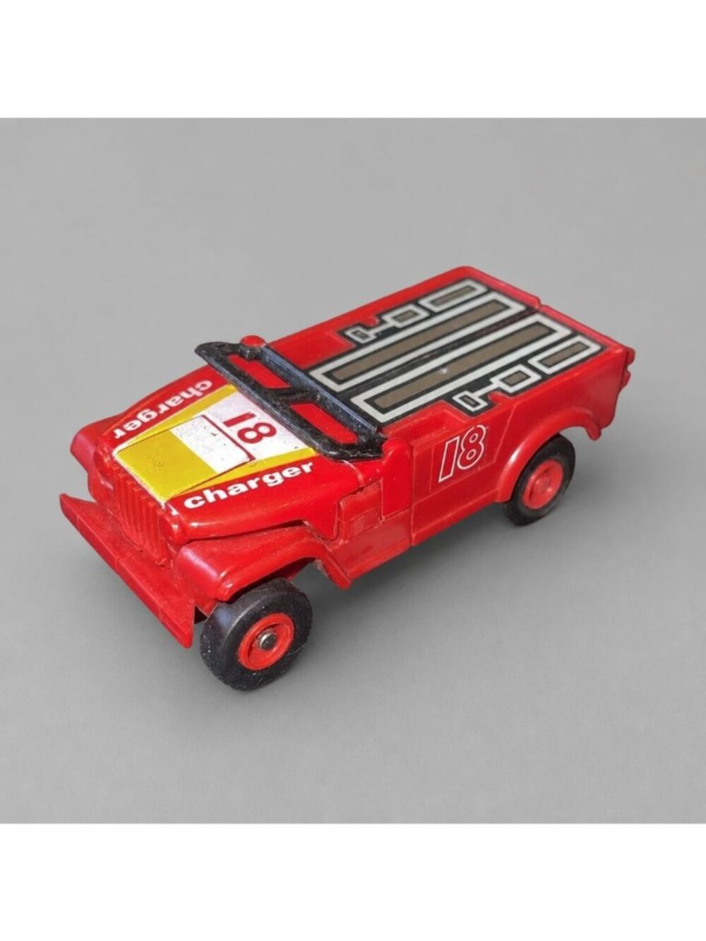 vintage MC TOY DynaBot Red Charger Pull Back N Go Transforming Robot 1985
